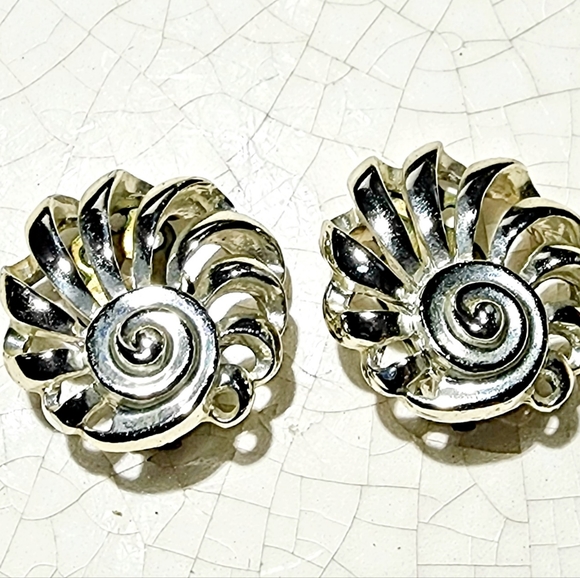 Vintage Lisner spiral swirl fan floral motif Clip On earrings - Picture 1 of 5